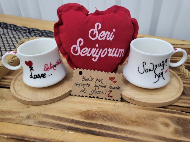 Çiftlere Özel 2 Kişilik Aşk Temalı Kahve Fincanı Takımı Peluş Kalp Hediyeli